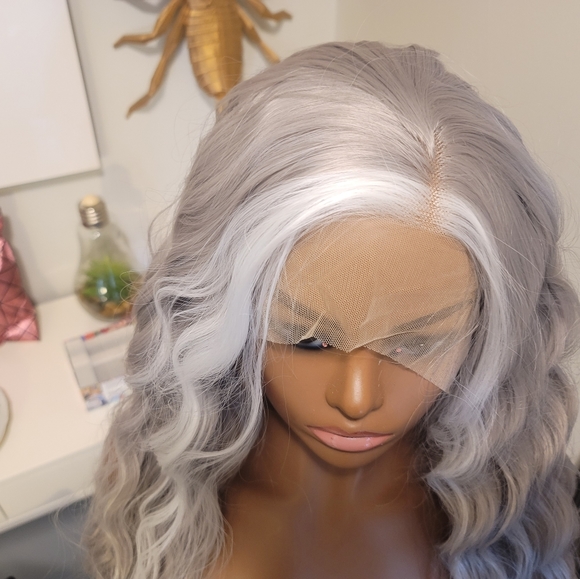 20" grey and white lace front - Picture 4 of 4